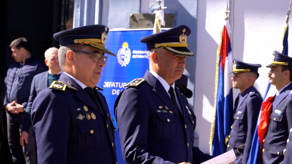 autoridades entregando certificado a los alumanos 