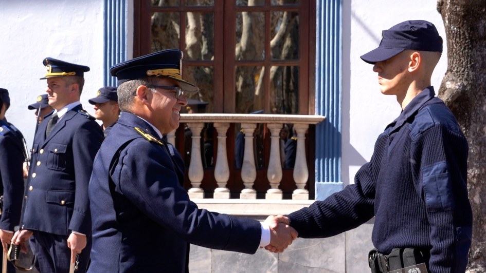 autoridades entregando certificado a los alumanos 