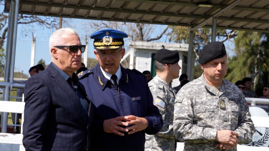 Autoridades entregan reconocimiento a policías Autoridades entregan reconocimiento a policías