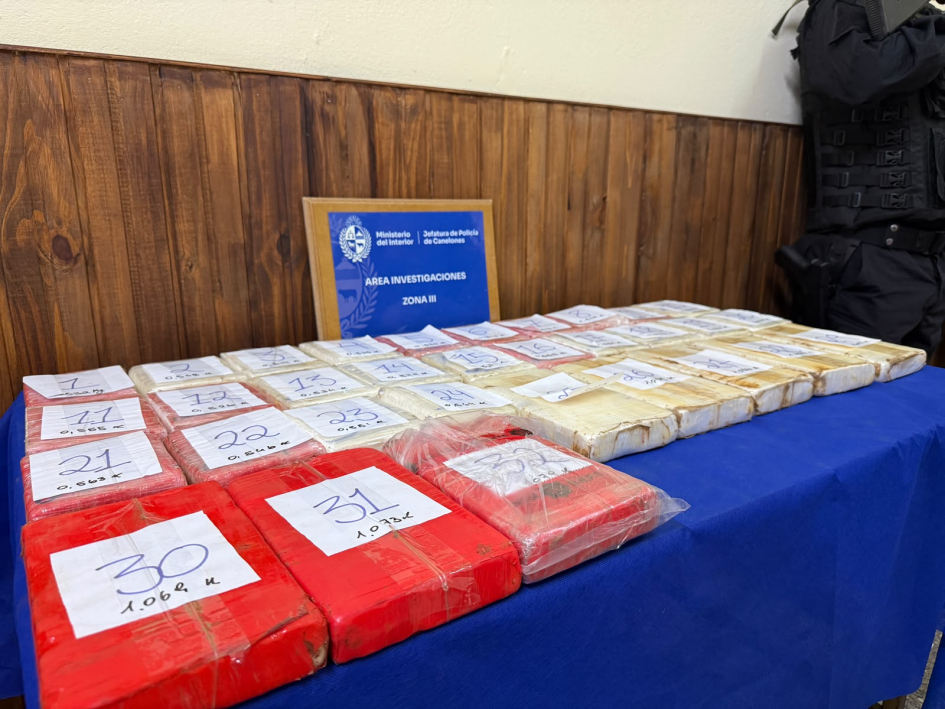 Ministro, Director de la Policía Nacional, Jefe de Canelones, observando la droga incautada Ministro, Director de la Policía Nacional, Jefe de Canelones, observando la droga incautada