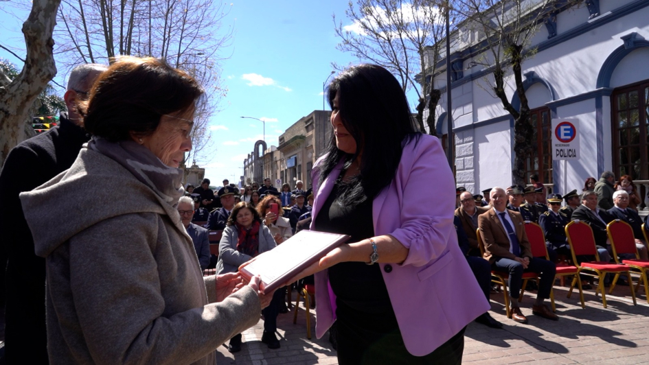 Directora de Género entrega reconocimiento a Susana Amilivia, sobrina de Blanca Josefa Deubaldo