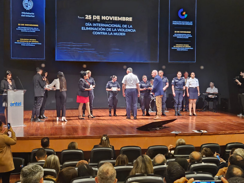 Reconocimiento a Funcionarios Policiales de Jefatura de Policía de Salto en el marco del Día Interna Reconocimiento a Funcionarios Policiales de Jefatura de Policía de Salto en el marco del Día Interna