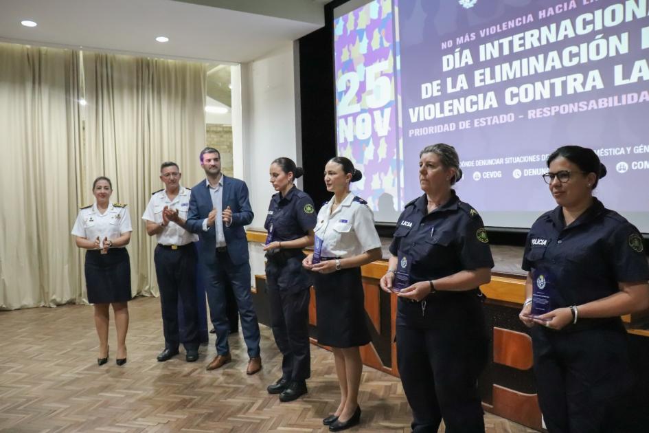 Mujeres policías destacadas en el acto del 25N. Mujeres policías destacadas en el acto del 25N.