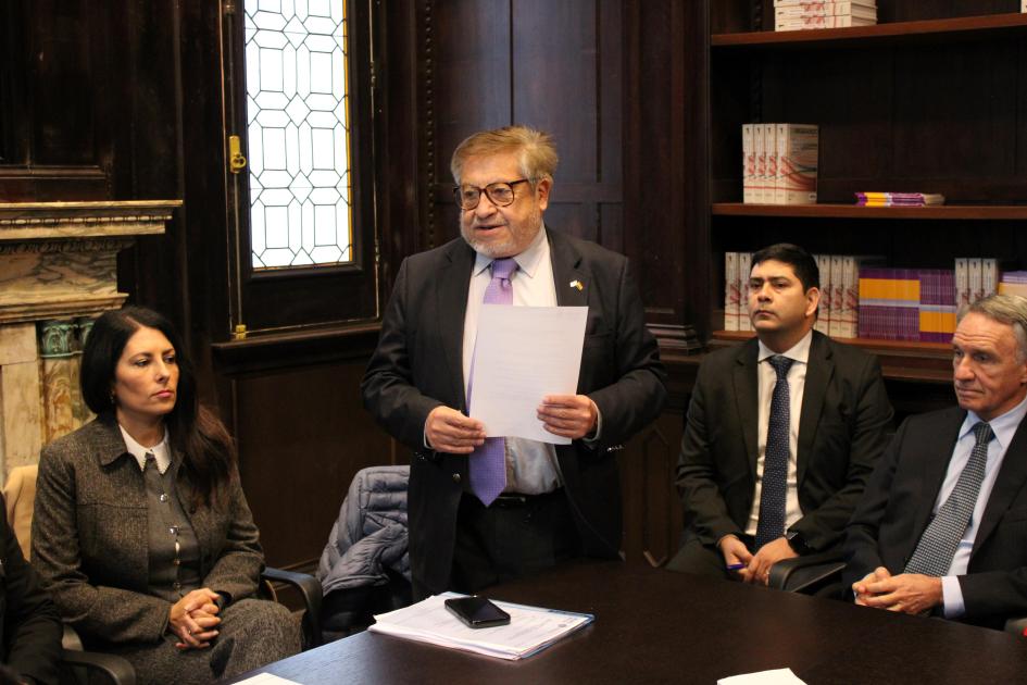 Embajador de Bolivia en Uruguay, Adalid Contreras Baspineiro da la bienvenida al encuentro
