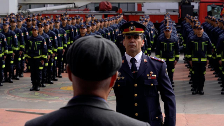 Egresan 134 bomberos en una emotiva ceremonia marcada por el recuerdo y el deber