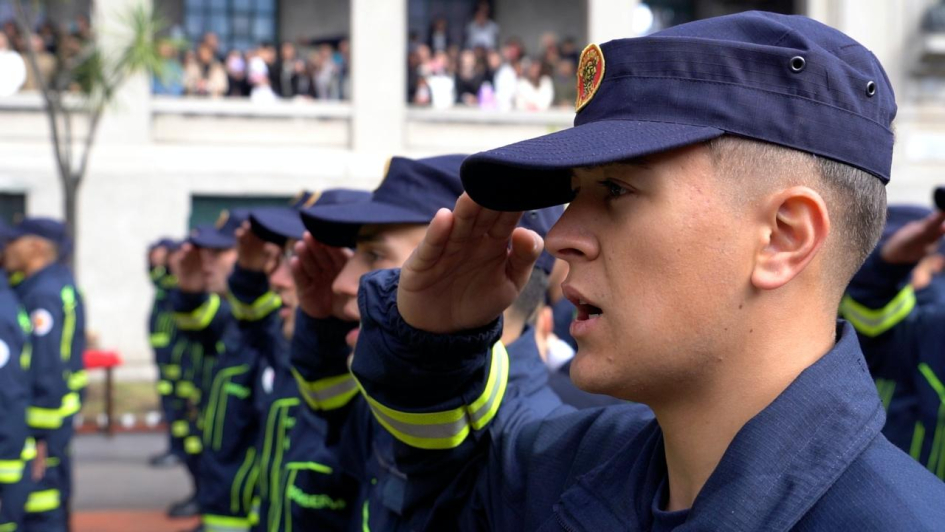 Egresan 134 bomberos en una emotiva ceremonia marcada por el recuerdo y el deber