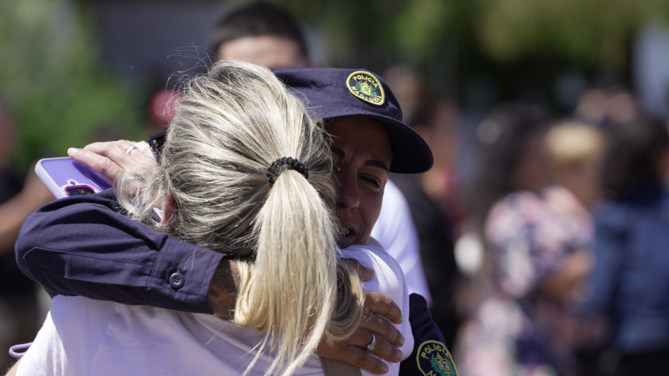 alumnos se abrazan con sus familares luego del acto