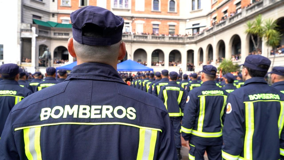 Egresan 134 bomberos en una emotiva ceremonia marcada por el recuerdo y el deber