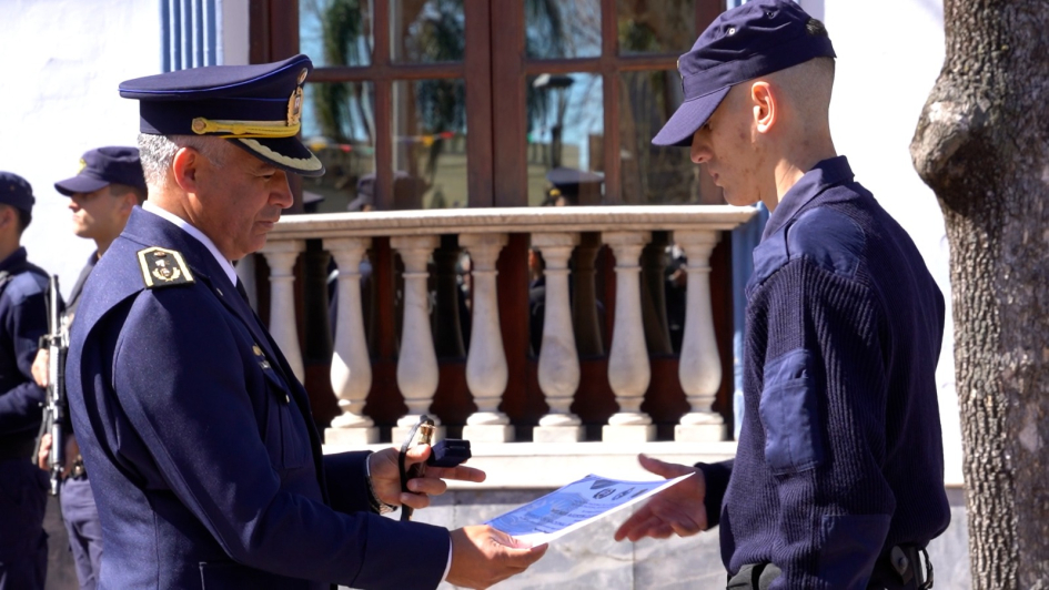 autoridades entregando certificado a los alumanos 