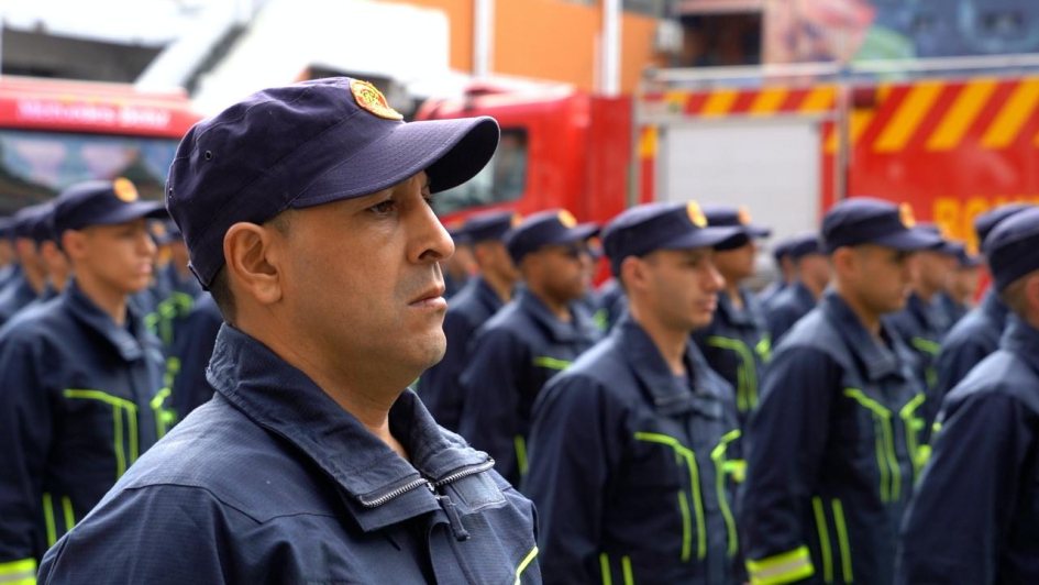 Egresan 134 bomberos en una emotiva ceremonia marcada por el recuerdo y el deber