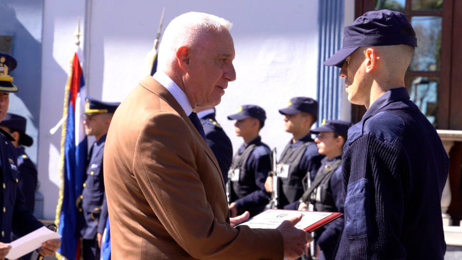 autoridades entregando certificado a los alumanos 