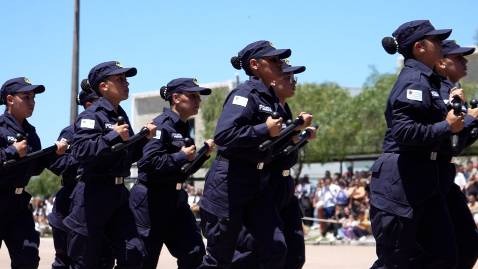 alumnos durante la demostración de fuerza