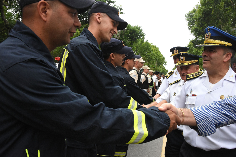 autoridades saludando al personal formado autoridades saludando al personal formado