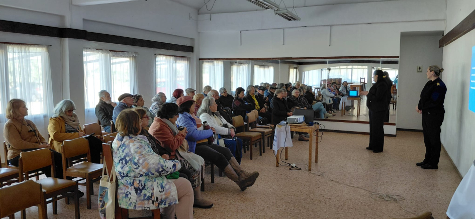 Se brindó charla de prevención de estafas en Piriápolis Charla de prevencion de estafas en Piriápolis