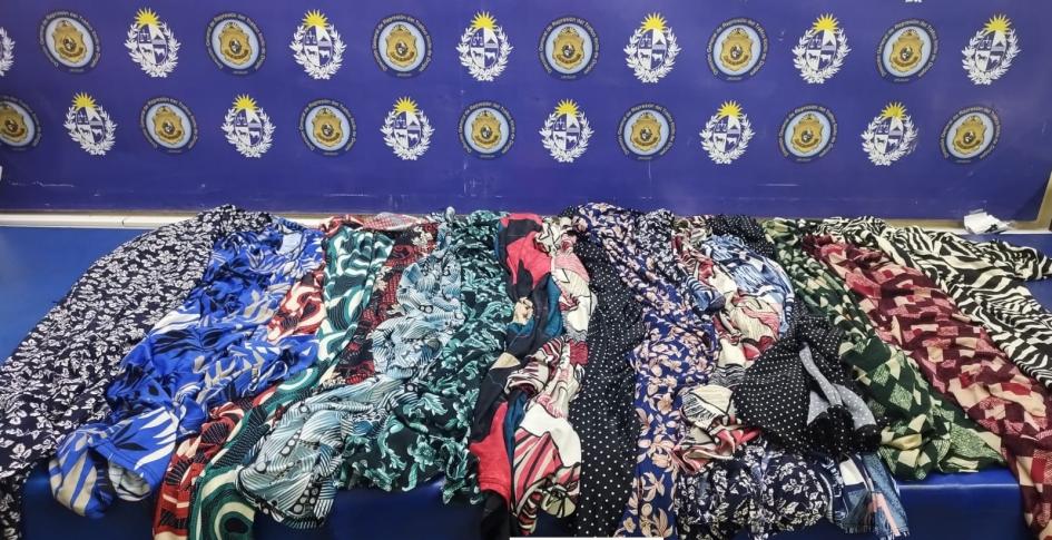 Incautan casi 3 kilos de cocaína camuflados en ropa y carteras enviados desde Uruguay a Asia Incautan casi 3 kilos de cocaína camuflados en ropa y carteras enviados desde Uruguay a Asia