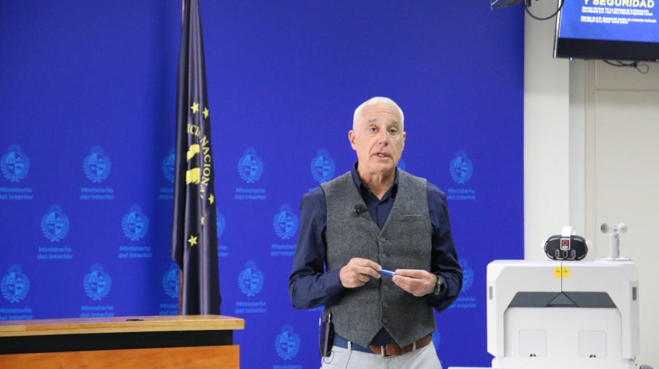 Ministro del Interior exponiendo Ministro del Interior exponiendo