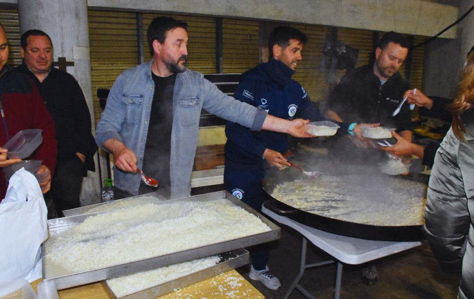 Comida solidaria en la DNEP para personas en situación de calle.