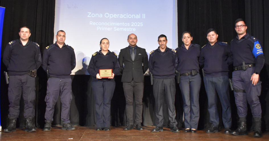 funcionarios policiales reciben reconocimiento 