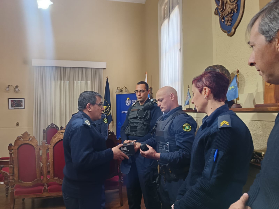 Entrega de Visor Térmico a Policía de Destacamento La Laguna