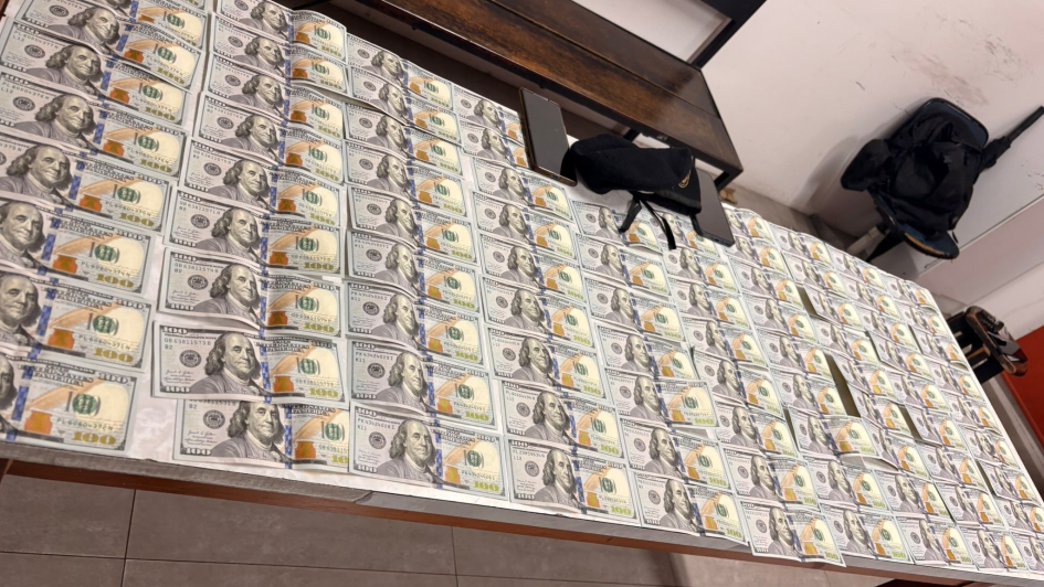 otra imagen del dinero Incautado.