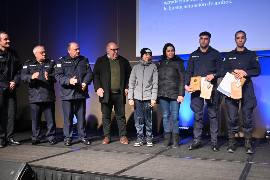 funcionarios policiales y victima