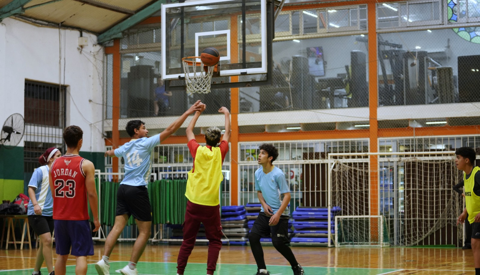 alumnos d eliceos jugando al Básquetbol