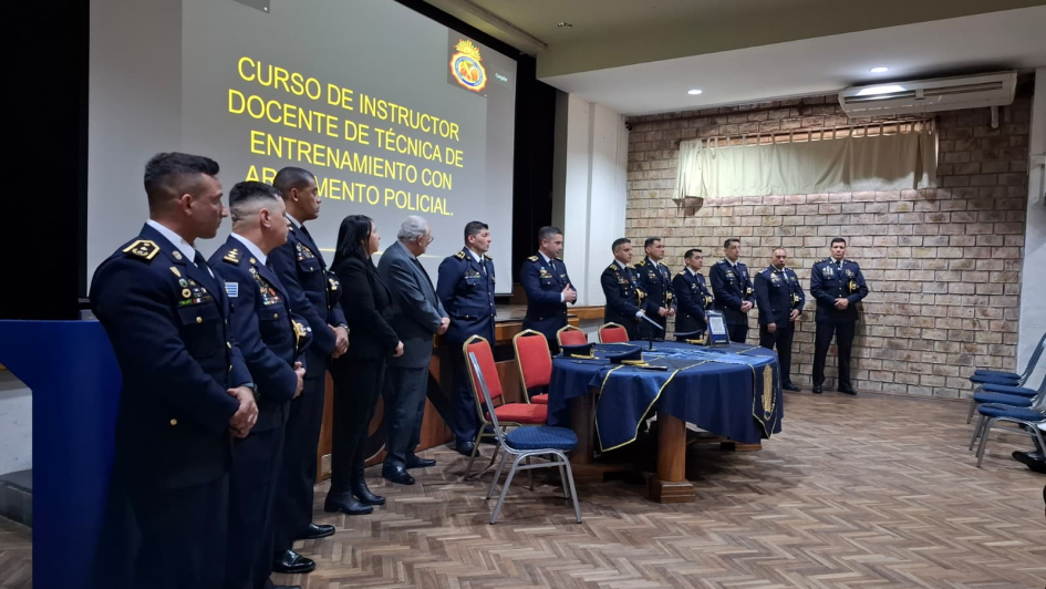 Instructor docente de técnica de entrenamiento con armamento policial
