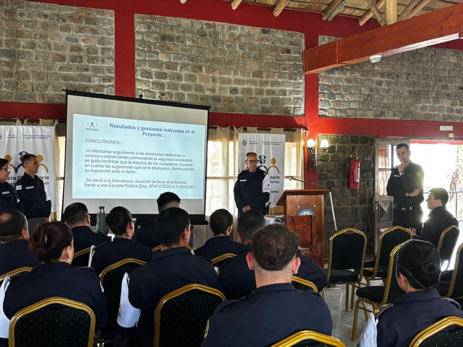 Policía Comunitaria realizó en Canelones una jornada regional de intercambio de buenas prácticas Policía Comunitaria realizó en Canelones una jornada regional de intercambio de buenas prácticas