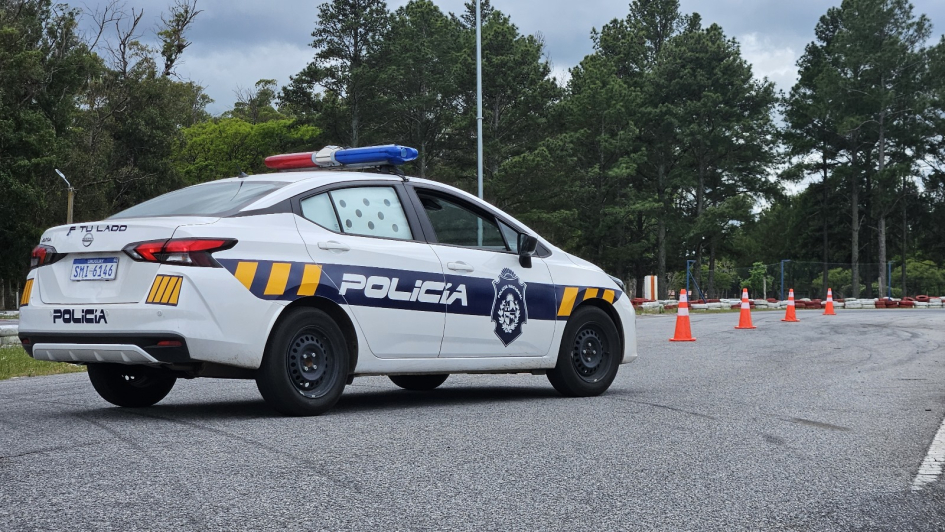 Móvil policial realizando prueba práctica.
