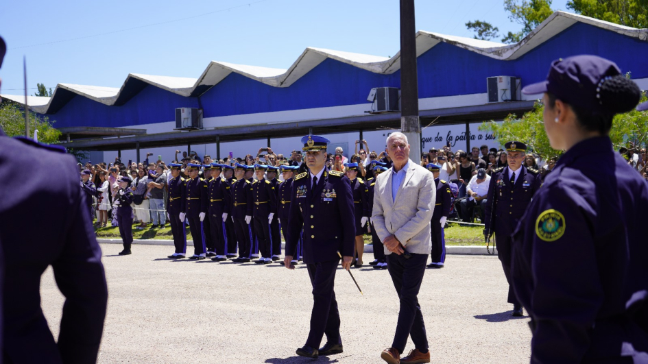 Ministro y Director de la Educación Policial pasando revista a los efectivos formados 