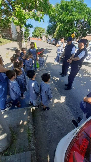 Alumnos con policías comunitarios Alumnos con policías comunitarios