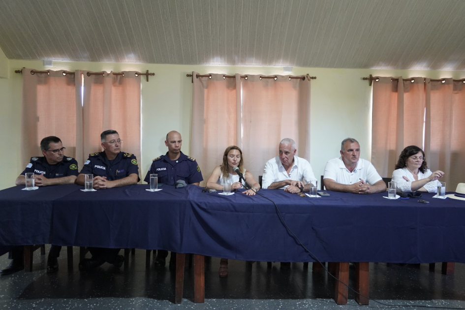 l INR, Intendente de Lavalleja, director de la Policía y Jefe de Policía Ministr, Directora del INR, Intendente de Lavalleja, director de la Policía y Jefe de Policía