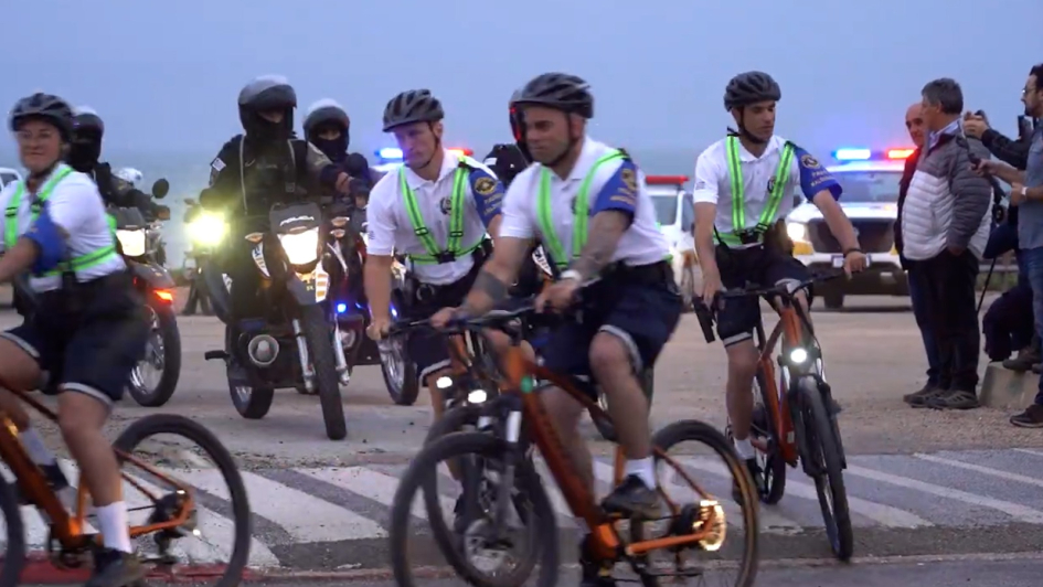 policías patrullando en bicicletas