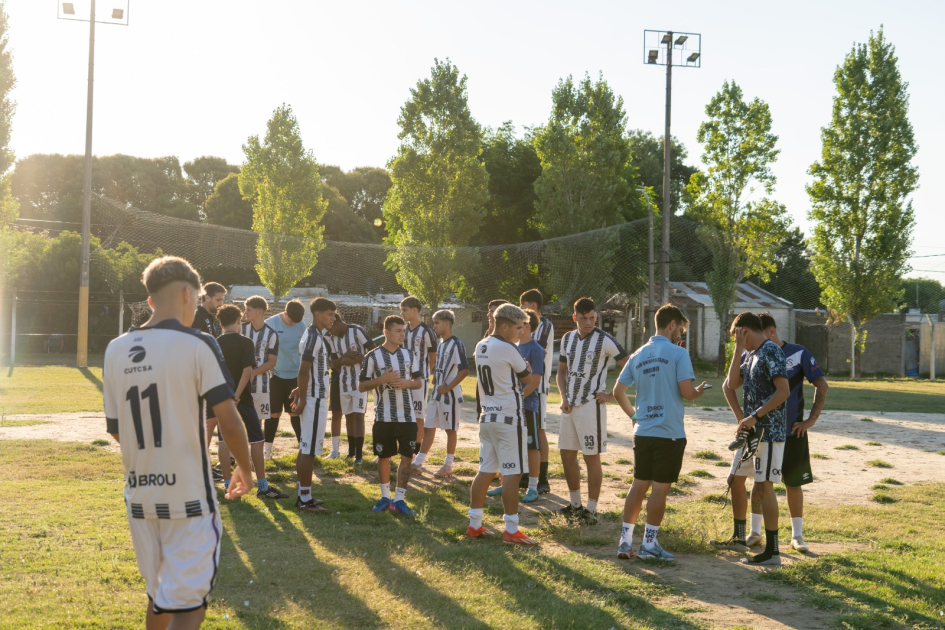 Jóvenes jugando al fútbol durante el lanzamiento del programa