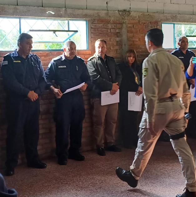 Entrega de Certificado por parte del Jefe de Policía Crio. Gral.(R) M. Suarez Entrega de Certificado por parte del Jefe de Policía Crio. Gral.(R) M. Suarez