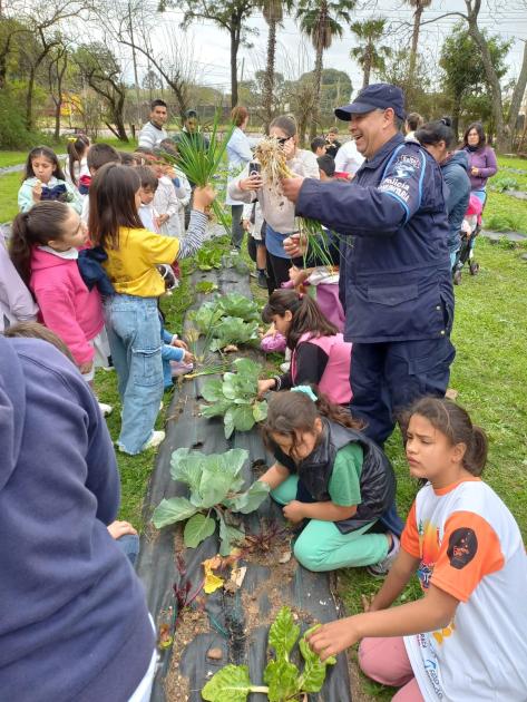 Policías trabajando junto a los niños Policías trabajando junto a los niños