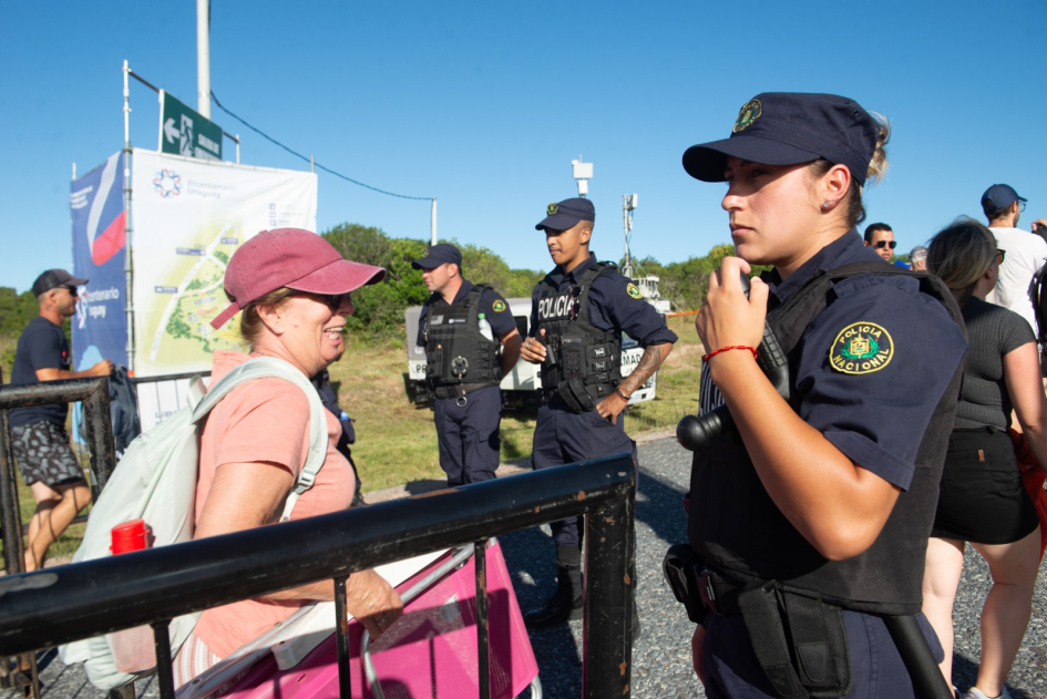 policías durante el operativo en la Fortaleza de Santa Teresa 