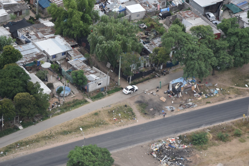 foto aérea del despliegue policial durante los allanamientos foto aérea del despliegue policial durante los allanamientos