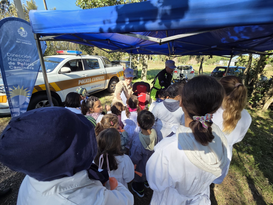 Funcionarios de Policía Caminera entregando flyers a los niños Funcionarios de Policía Caminera entregando flyers a los niños