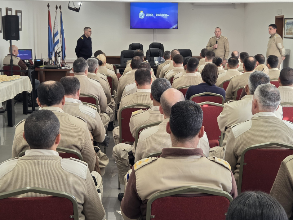 Director de Policía Caminera dirigiendo palabras a los funcionarios
