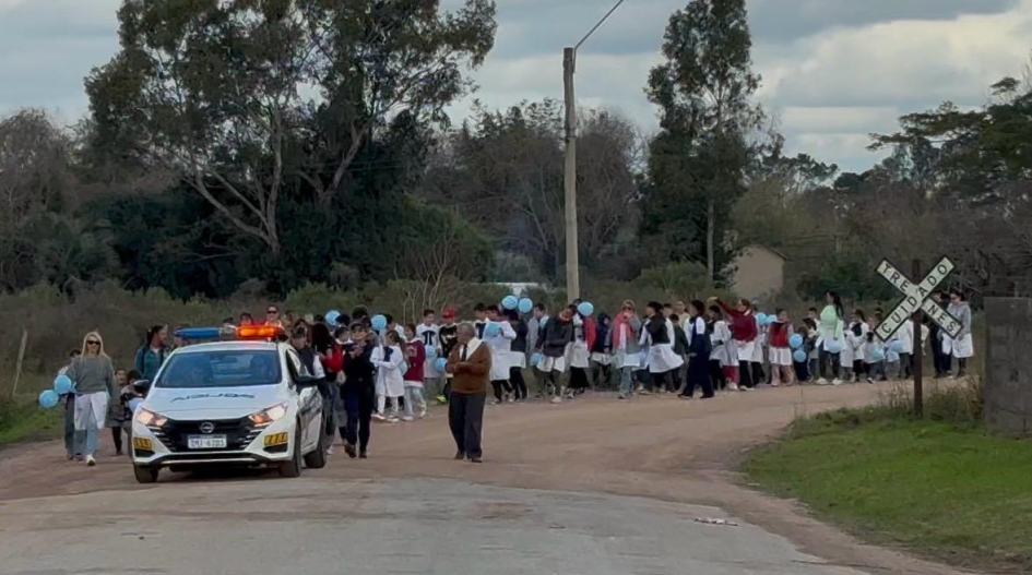 Niños yendo desde la Escuela hacia el local de PCOP