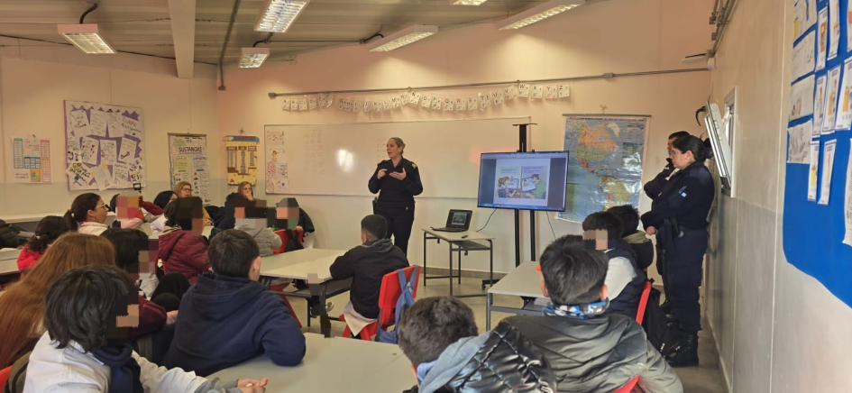 Escuela N°12 Alumnos precenciando charla