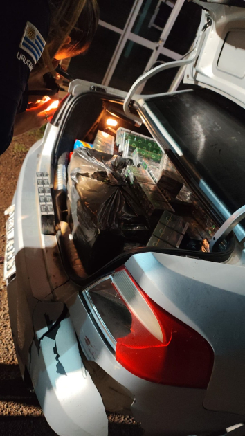 Cajillas de cigarrillos, botellas de aguardiente y otros productos en baúl del auto. Cajillas de cigarrillos, botellas de aguardiente y otros productos en baúl del auto.