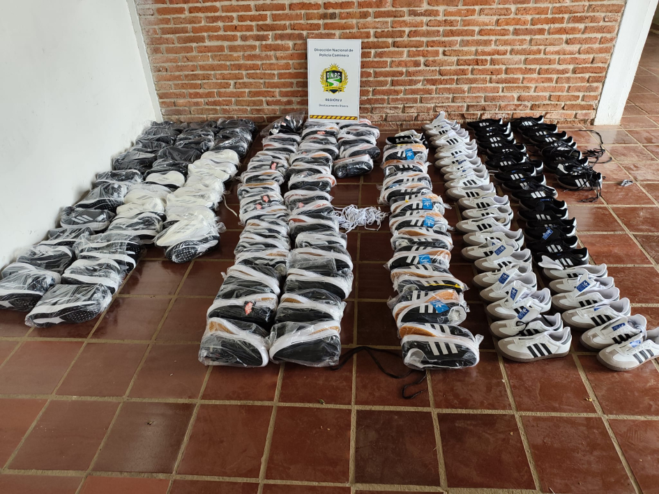 106 pares de championes incautados por efectivos pertenecientes al Destacamento de Rivera. 106 pares de championes incautados por efectivos pertenecientes al Destacamento de Rivera.