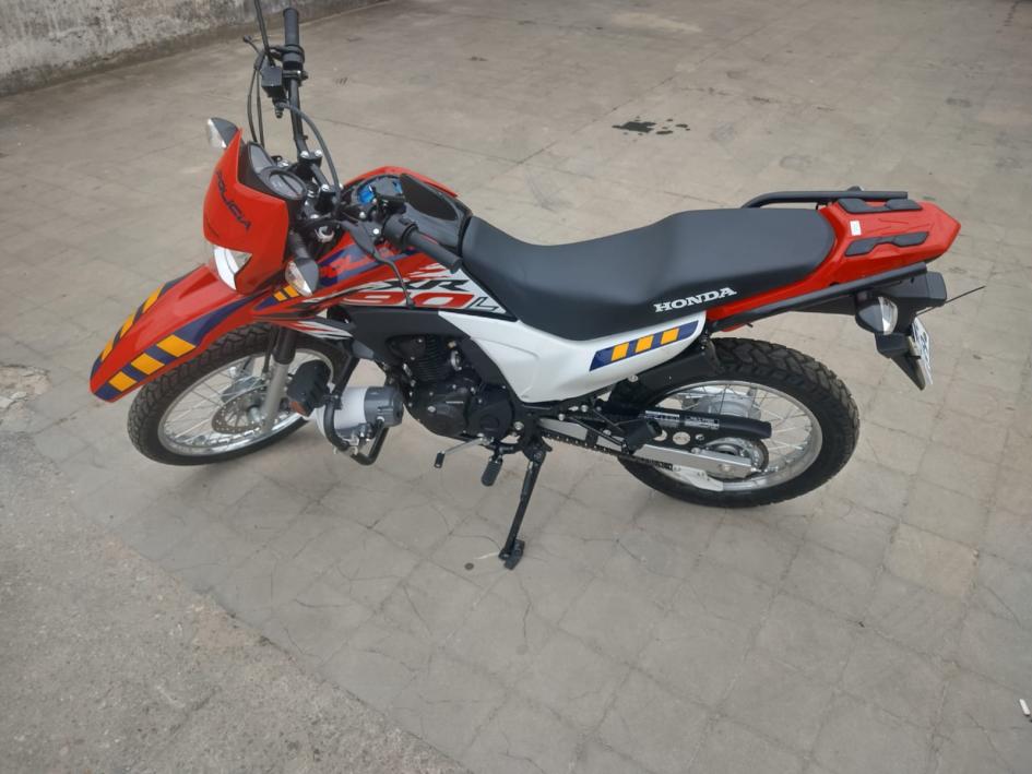 moto Honda modelo XR de 190 cc entregada a Jefatura de Cerro Largo. moto Honda modelo XR de 190 cc entregada a Jefatura de Cerro Largo.