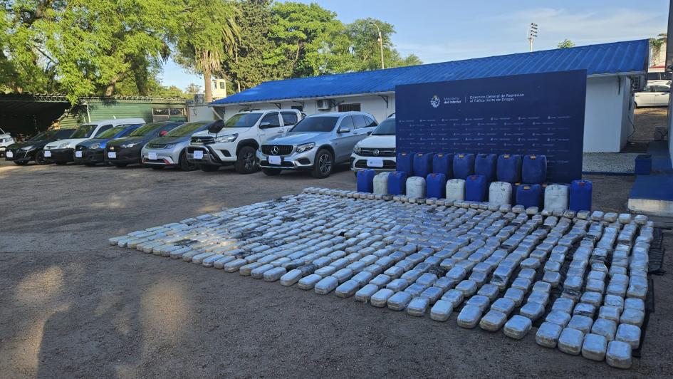 Droga y vehículos incautados. Droga y vehículos incautados.