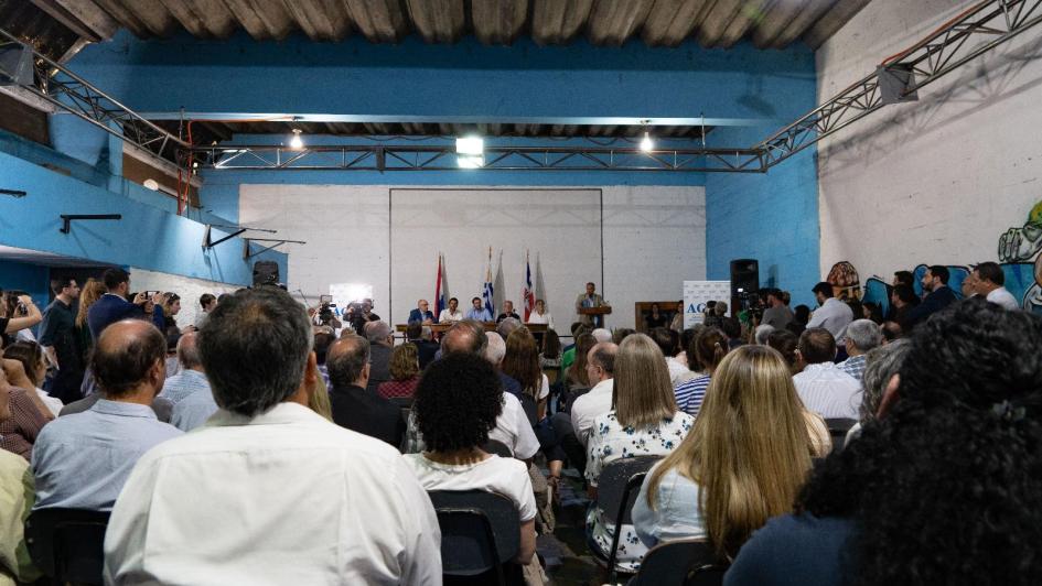 empresarios en la firma del convenio 