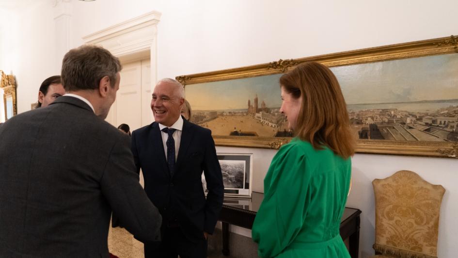 ministro saludando a las representantes de la Embajada de Gran Bretaña