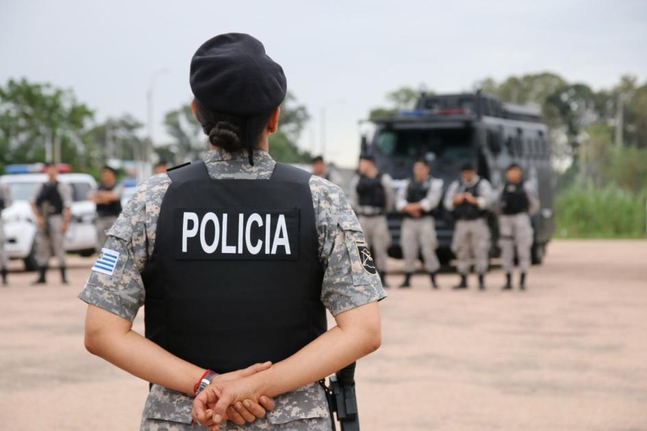 Directora de la Guardia Republicana frente a la formación.