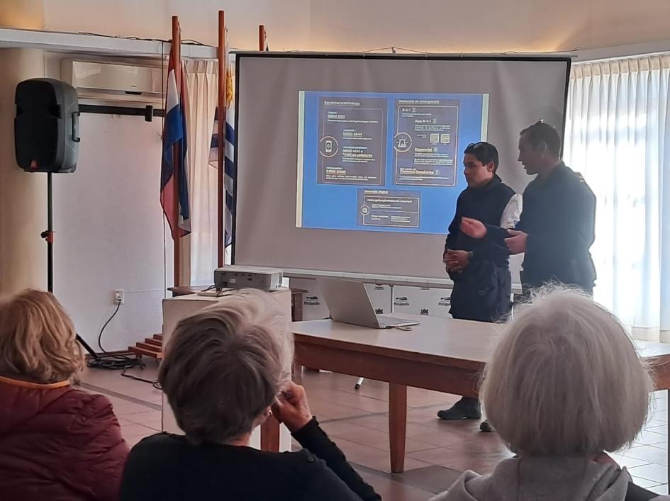 charla sobre estafas reunión de personas por charla sobre estafas